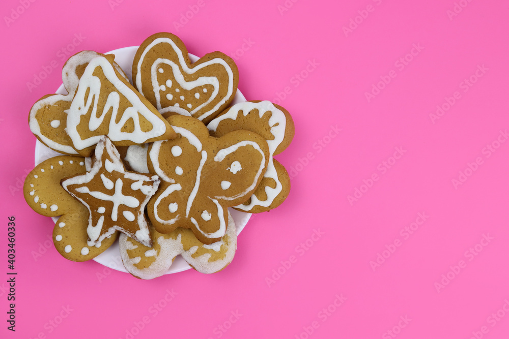 hand-painted gingerbread in a plate on a pink background hand-painted gingerbread in a plate on a pink background