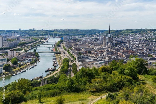 Panorama de la ville de Rouen en hauteur. L   glise et son clocher  la seine travers  e par des ponts.