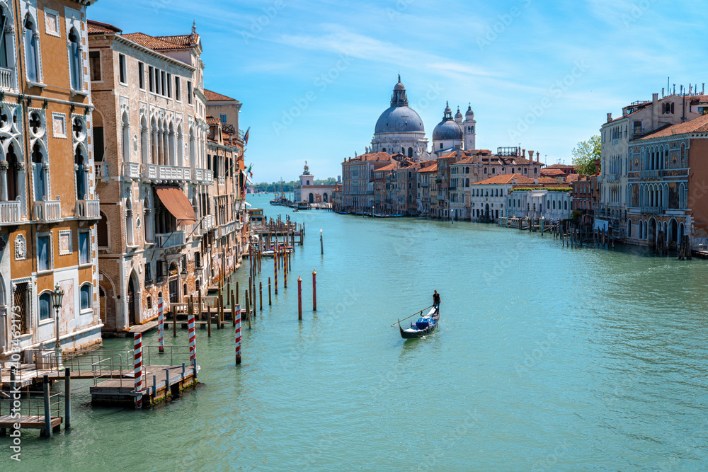 Paesaggio a Venezia sul Canal Grande e la Basilica Santa Maria della Salute.  Gondola che naviga sul Canal Grande.