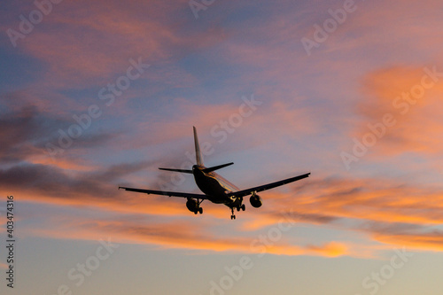 avion aterrizando en el aeropuerto de Palma, mallorca, balearic islands, Spain