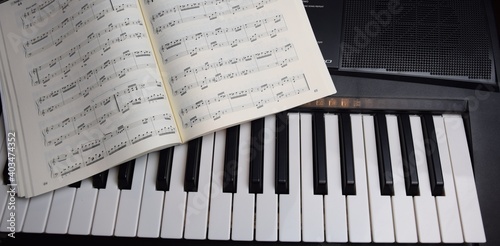 Electric piano, keyboard piano, nuty i klawisze pianina photo