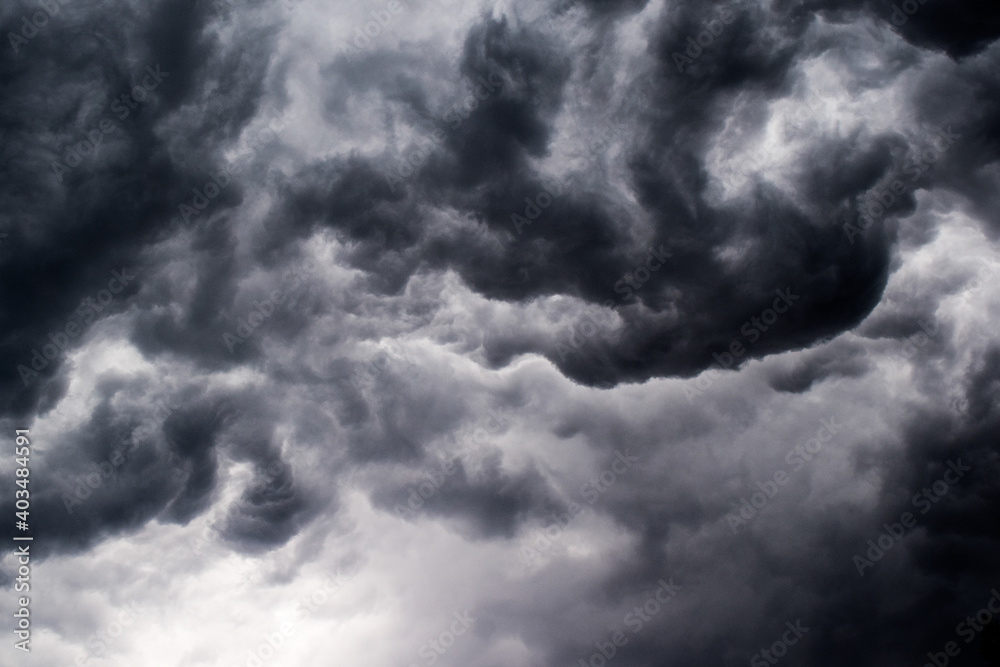 Obraz premium Curly dark storm clouds