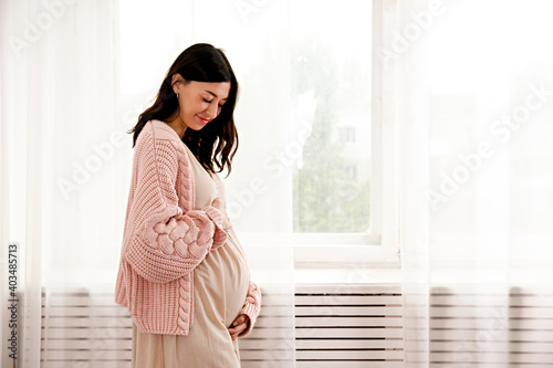 Obraz na plátně Young beautiful woman on second trimester of pregnancy