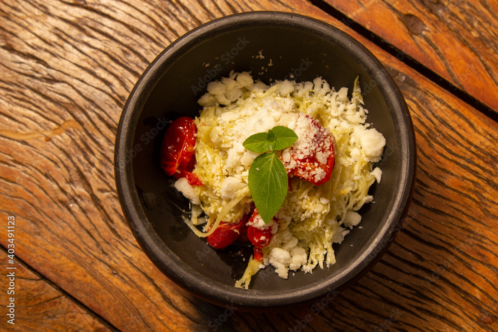 Spaghetti from pupunha with pesto and goat cheese. Spaghetti from pupunha with pesto and goat cheese.