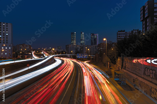 trails de luces en M607 de Madrid con las torres al fondo