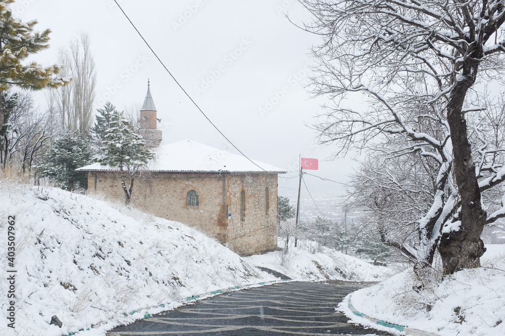 Obraz premium Kutahya Castle and Kale-i Bala Mosque in snow - Kutahya, Turkey