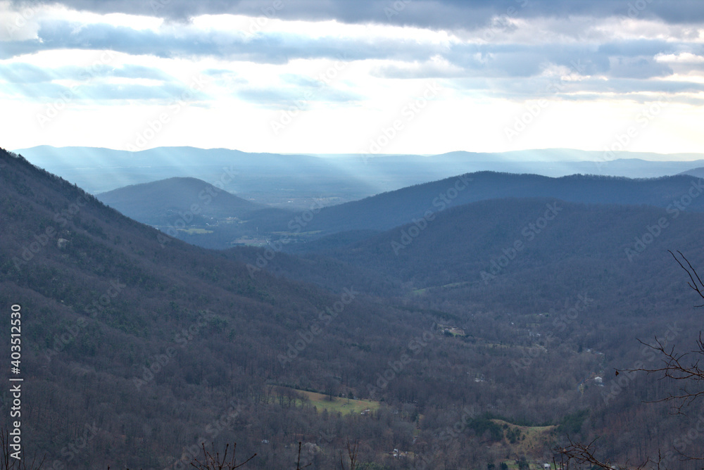 Naklejka premium Morning light rays on the Blue Ridge Parkway