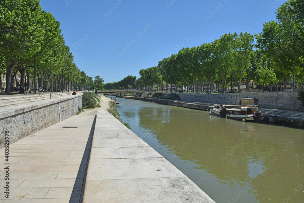 Canal de la Robine et passerelle des Barques à Narbonne, Aude, Languedoc, Occitanie.