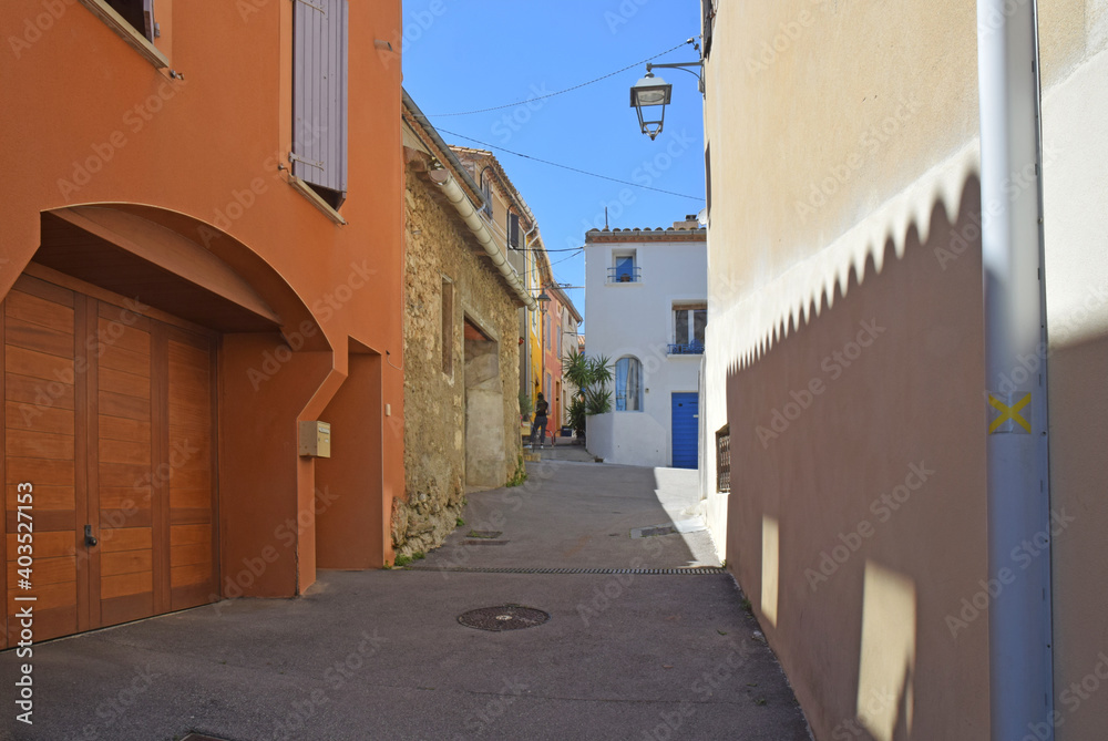 Une ruelle du centre de Leucate village, Aude, Languedoc, Occitanie.