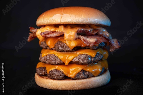 Fotografi Hamburguer gourmet smash triplo