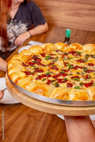 Pizza chegando na mesa