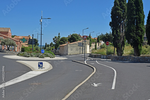Fototapeta Naklejka Na Ścianę i Meble -  Rond-point à Leucate village, Aude, Languedoc, Occitanie.
