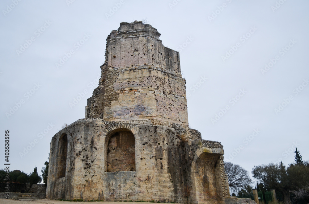マーニュ塔　ー南仏プロバンス　ニームの古代ローマの塔（フランス　ニーム）