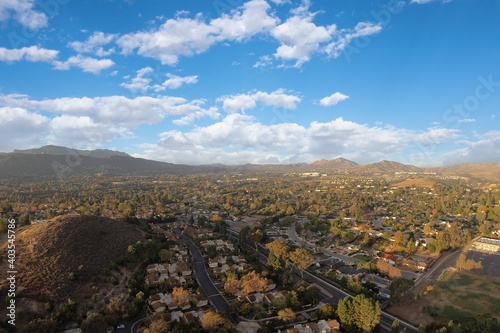 Fotografia Aerial view of the pleasant suburban community of Thousand Oaks near Los Angeles, California