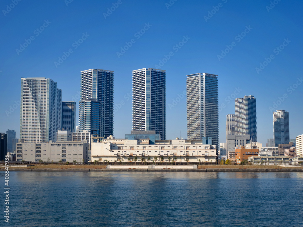 東京港とタワーマンション群