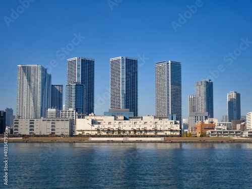 東京港とタワーマンション群