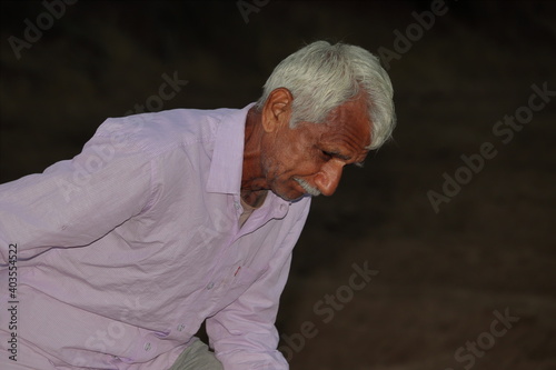 Photography Profile view photo of Indian farmer working in the field