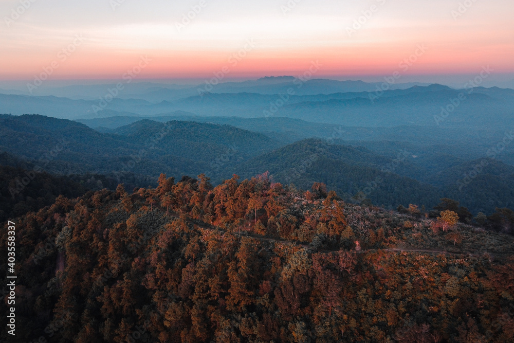 Obraz premium Mountains and forests after sunset