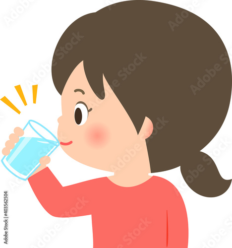 グラスで水を飲む若い女性