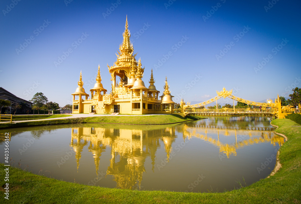 Naklejka premium Gold pagoda in White temple