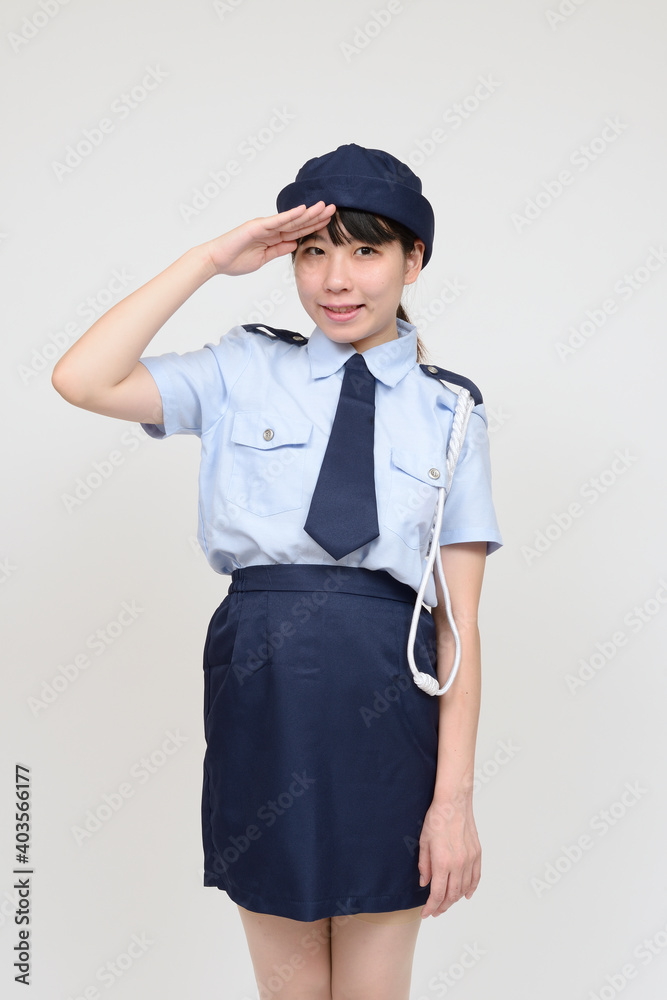 敬礼する婦警のコスプレをした女性 敬礼する婦警のコスプレをした女性