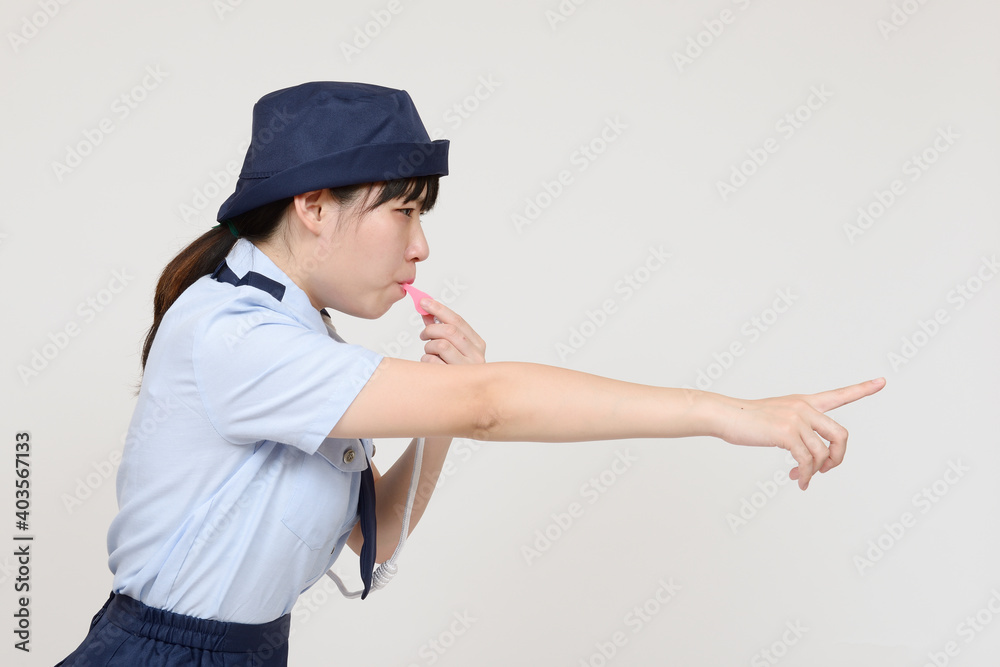 笛を吹く婦警 笛を吹く婦警