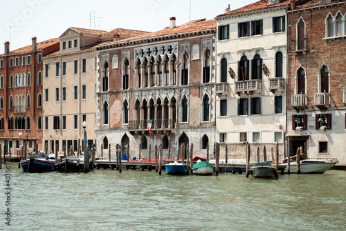gli splendidi palazzi sul canal grande a Venezia