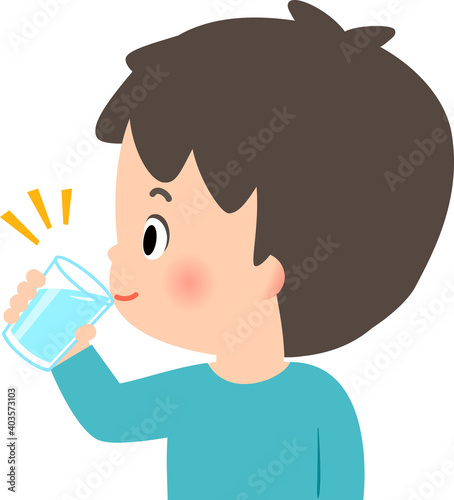グラスに入った水を飲む若い男性