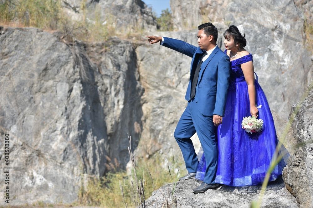 Obraz premium Asian wedding couple at the rocky background
