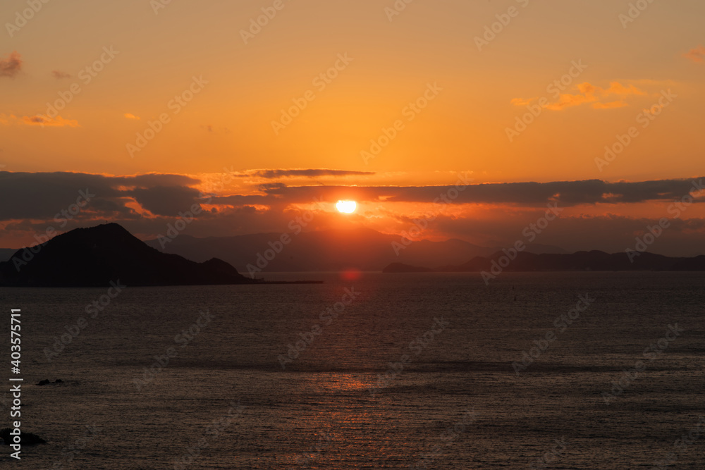 神島沖に沈む夕陽（伊良湖岬より撮影）
