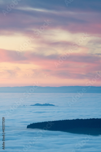 Fototapeta Naklejka Na Ścianę i Meble -  sea of fog in the valleys of Emmental and over the Berner Mittelland