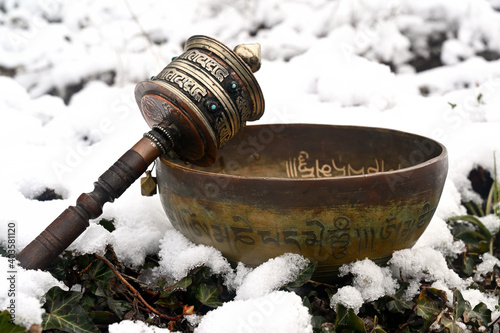 Schilderij op canvas A tibetan singing bowl in the snow