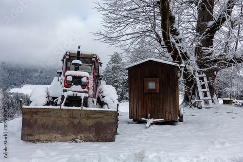 HOLZFÄLLERHÜTTE UND TRAKTOR . LAMBERJACK'S HUT AND TRACTOR photo