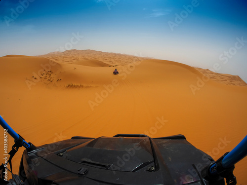 Vehiculos tipo buggy 4x4 por las dunas del desiertop del Sahara de Marruecos