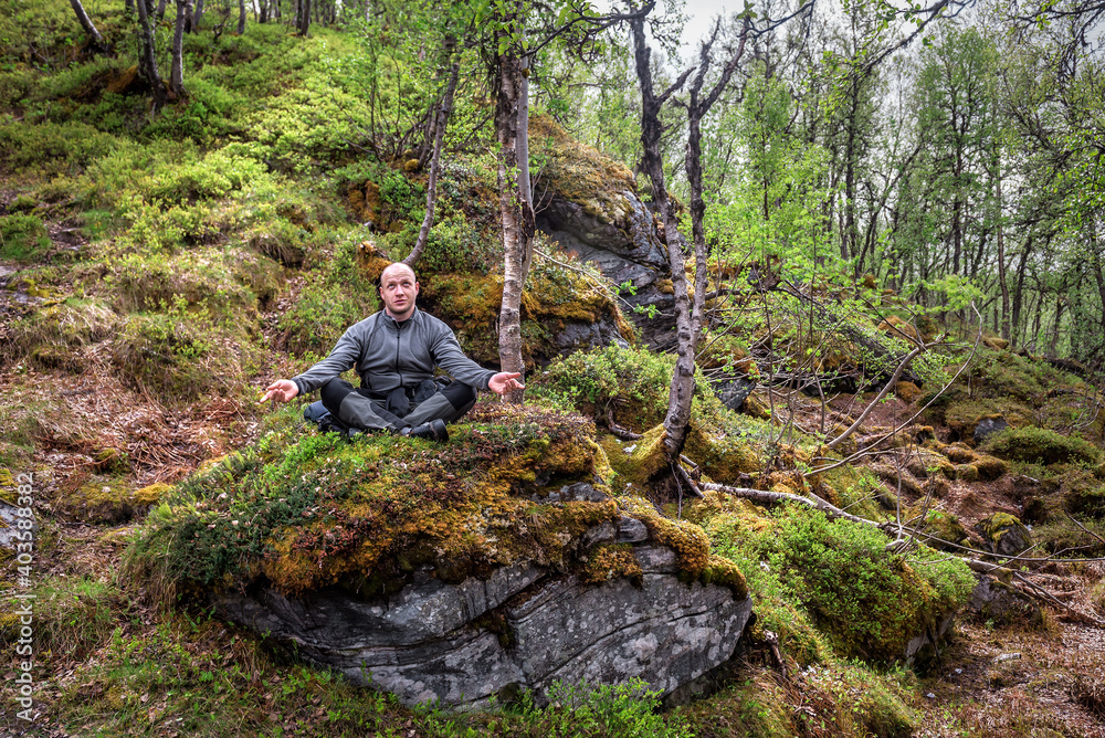Obraz premium man meditates in the forest