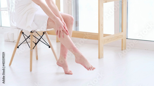 Tableau sur toile woman touch her smooth and soft skin on legs, enjoy beauty procedures