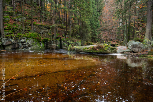 spokojny zalew na rzece Szklarka, Szklarska Poręba, Karkonosze, Polska