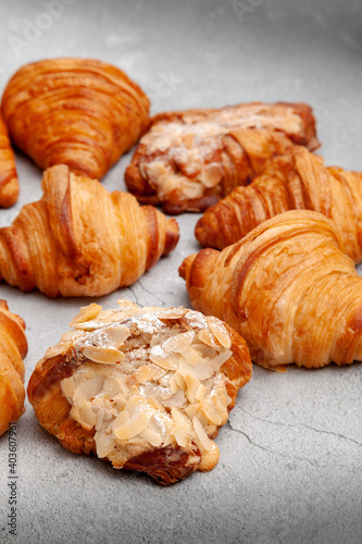 Obraz na płótnie Fresh baked croissants on cement background. w salonie