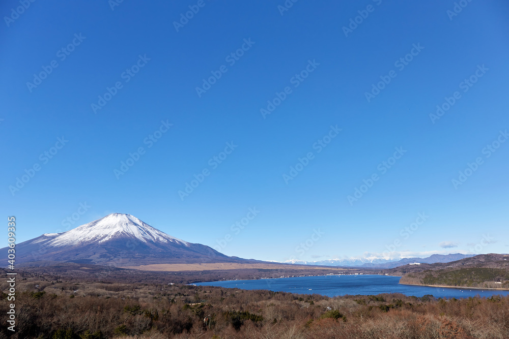 冬（12月）の朝、冠雪した富士山を山中湖パノラマ台から望む 山梨県山中湖村