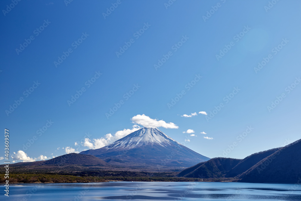 冬（12月）、わずかに雪が降った富士山を本栖湖の湖畔から望む 山梨県身延町