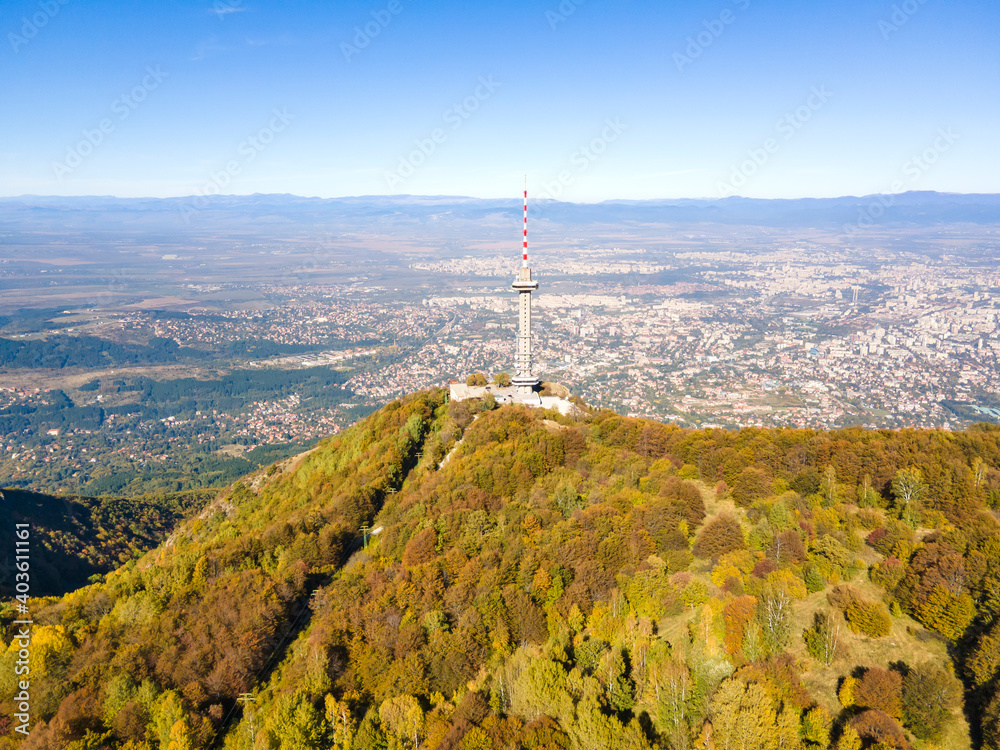 Obraz premium Kopititoto tower at Vitosha Mountain and city of Sofia, Bulgaria