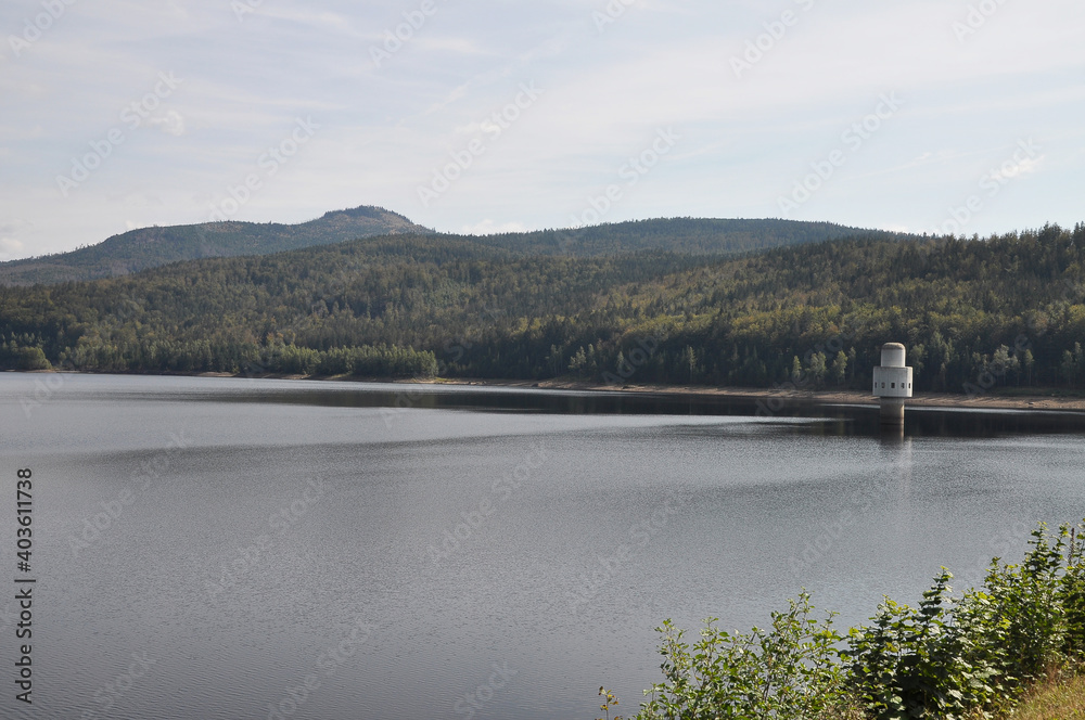 Blick auf die Trinkwassertalsperre mit Entnahmeturm in Frauenau