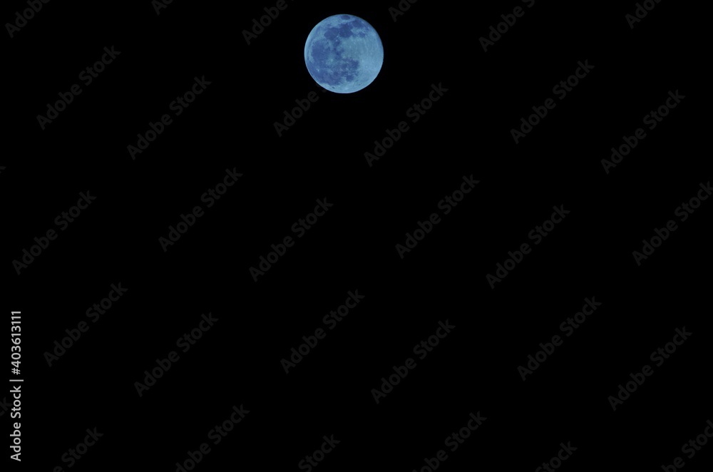 Obraz premium Full moon in the dark sky