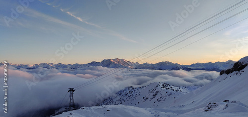 Wunderschöner Sonnenuntergang über einem Wolkenmeer in den Schweizer Alpen in Laax, Graubünden photo