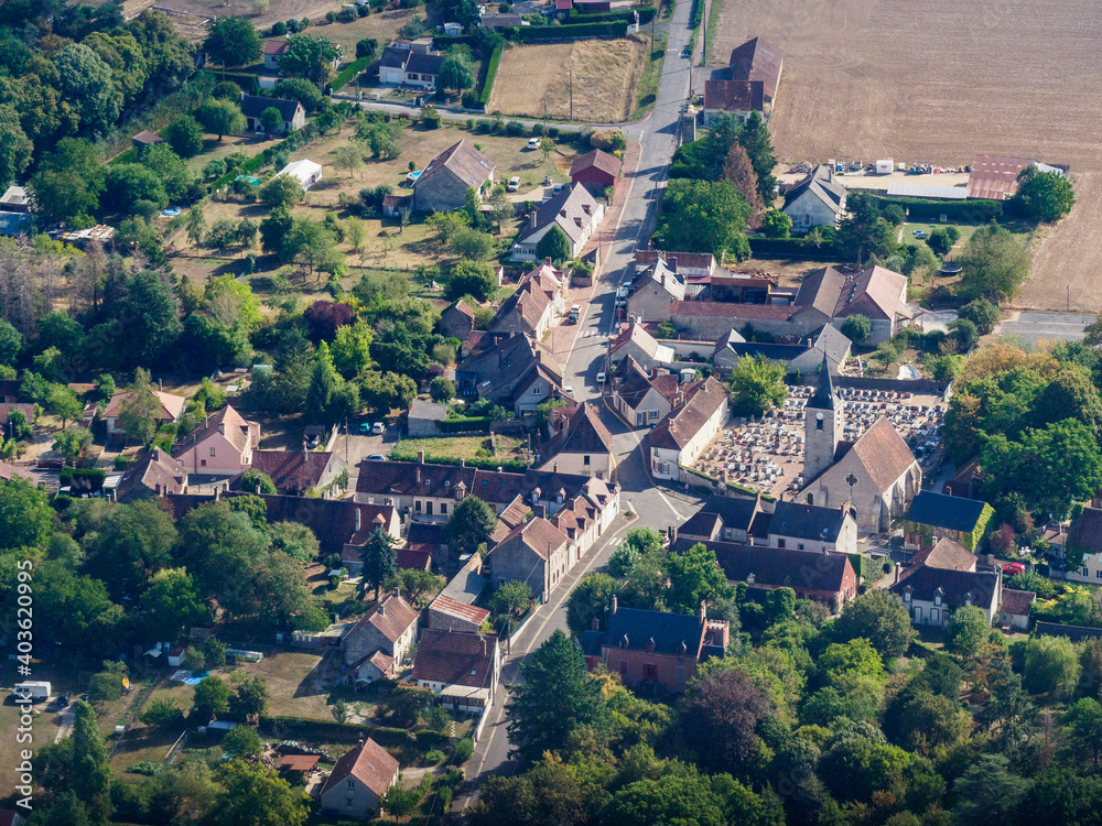 vue aérienne du village de Dammary-sur-Loing dans le Loiret en France
