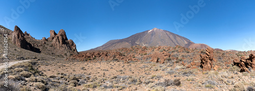 Vulkanische Wüstenlandschaft mit Vulkan Teide im Teide Nationalpark in Teneriffa, Kanarische Inseln, Spanien