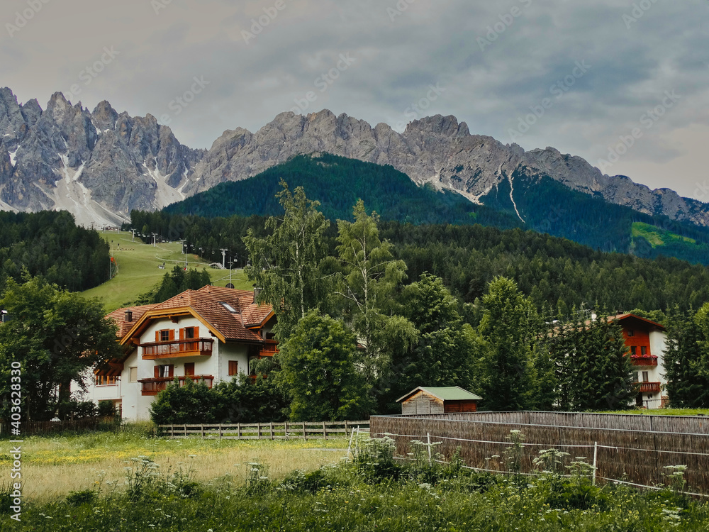 Blick von San Candido in Südtirol auf einen Sessellift hinauf auf den Berg Haunold