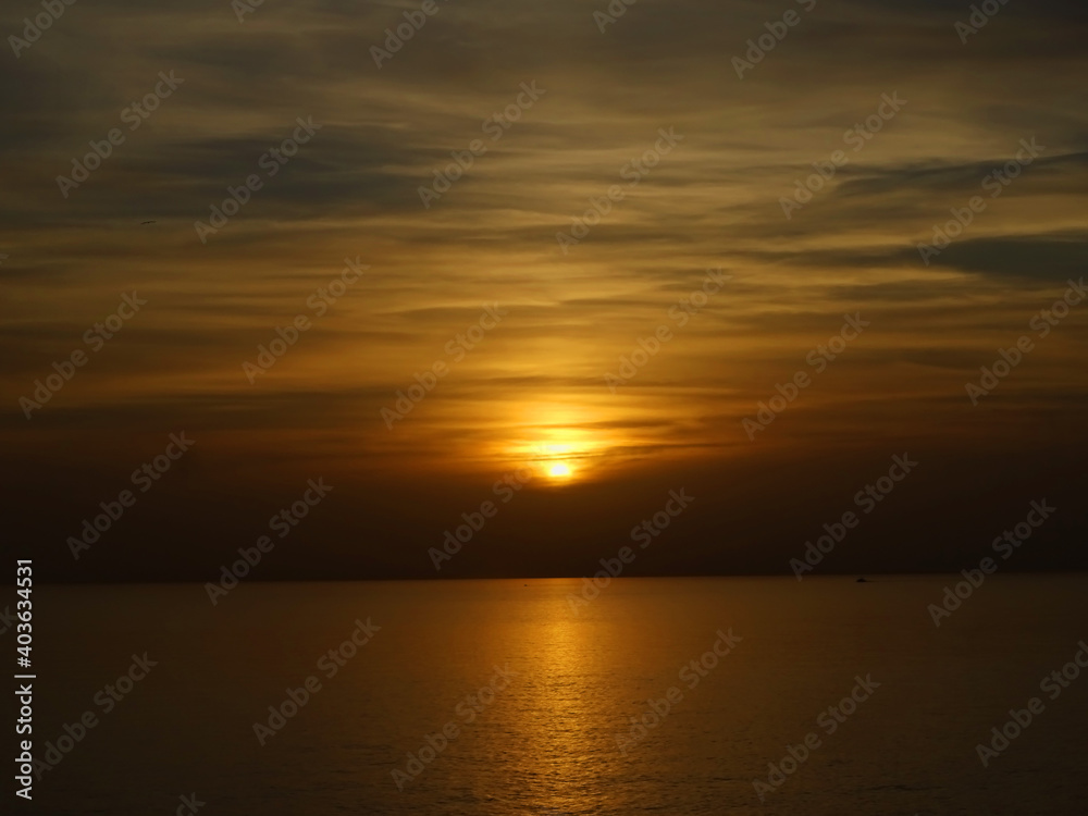 Atardecer en el mar en la zona de Cabo de Gata (Almería, España) / Sunset at the sea near Cabo de Gata (Almería, Spain)