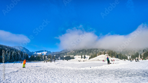 Spitzingsee Bergsee in den Alpen Bayern im Winter mit Schlittschuhläufern 
