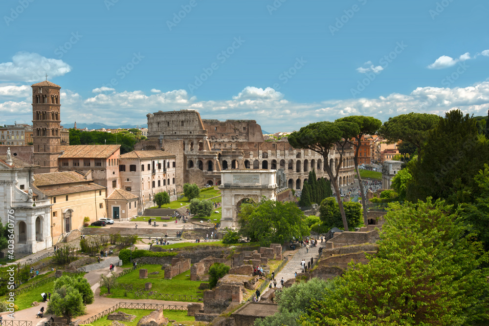 Panoramic view over the Roman Forum to the Colosseum. Built between 72 and 80 AD. / Panoramablick über das Forum Romanum zum Kolosseum. Zwischen 72 und 80 n. Chr. errichtet.